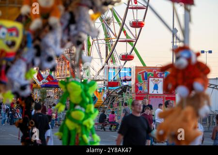 Scena congestionata dai giochi e dalle giostre della zona fieristica della contea Foto Stock