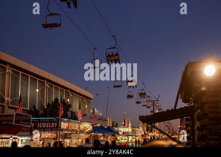 Zona fieristica della contea, impianti di risalita, giochi, venditori ambulanti di notte Foto Stock