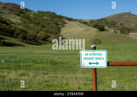 No spray, Organic Ranch firma su una recinzione fuori da un ranch di erba verde Foto Stock