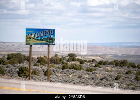 Benvenuto nel Wyoming. Segui l'indicazione per l'autostrada rurale che si affaccia sulla valle Foto Stock