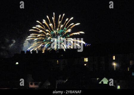 Isola di Portland. 3 ottobre 2024. I cieli sopra Portland sono stati illuminati da diversi impressionanti fuochi d'artificio, mentre un superyacht è stato ormeggiato nel porto di Portland per le riprese del prossimo thrilller psicologico. "La donna in Cabin Ten" con Keira Knightly. Crediti: stuart fretwell/Alamy Live News Foto Stock