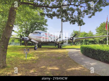 Douglas DC-4/C-54, un bombardiere con uva passa al memoriale del ponte aereo dell'aeroporto di Francoforte, Germania, Assia, Francoforte sul meno Foto Stock