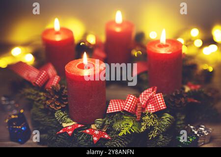 Corona dell'Avvento con quattro candele in fiamme, Adventskranz mit vier brennenden Kerzen Foto Stock