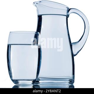 Caraffa e bicchiere con acqua Foto Stock