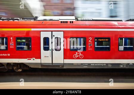 S-Bahn 8 Rhein-Ruhr fino a Moenchengladbach Hbf, in movimento, esposizione lunga, Germania, Renania settentrionale-Vestfalia, terra di Bergisches, Wuppertal Foto Stock