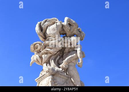 Baciare le statue al Memoriale di Guerra del Vittoriano a Roma, Italia Foto Stock