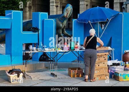 Modello di Plateosaurus con mercato delle pulci all'insegna del piazzale del municipio , Dino City III, Germania, Renania settentrionale-Vestfalia, Ruhr area, Bochum Foto Stock