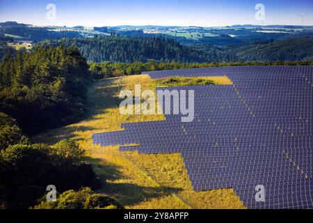 Grande impianto fotovoltaico open space nel Parco naturale Suedeifel sull'altopiano di Arzfeld, Germania, Renania-Palatinato, Parco naturale Suedeifel, Dauwelsh Foto Stock