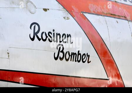 Etichettato Douglas DC-4/C-54 aereo, un bombardiere con uva passa al memoriale del ponte aereo dell'aeroporto di Francoforte, Germania, Assia, Francoforte sul meno Foto Stock
