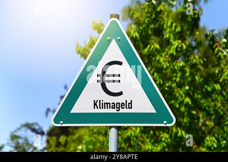 FOTOMONTAGGIO, segno verde con il segno euro e iscrizione moneta climatica, FOTOMONTAGE, Grünes Schild mit Eurozeichen und Aufschrift Klimageld Foto Stock