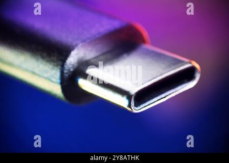 Connettore USB-C, USB-C come porta di ricarica standard nell'UE, USB-C-Stecker, USB-C als Standardladeanschluss nell'UE Foto Stock