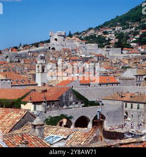 Blick auf das Häusermeer von Dubrovnik in der Region Kroatien, Jugoslawien um 1981. 90010000888 Foto Stock