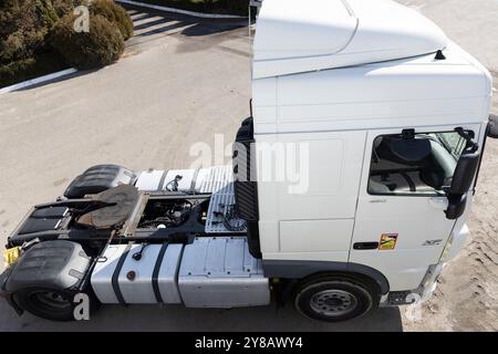 cabina bianca di un veicolo senza rimorchio, vista dall'alto. Veicoli commerciali, trasporti commerciali Foto Stock