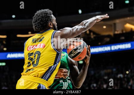 Berlino, Germania. 3 ottobre 2024. Trevion Williams (L) di ALBA Berlin visto in azione durante la partita del primo turno di stagione regolare 2024-2025 tra Alba Berlin e Panathinaikos Athens all'Uber Arena. Punteggio finale; Alba Berlin 77:87 Panathinaikos Atene. Credito: SOPA Images Limited/Alamy Live News Foto Stock