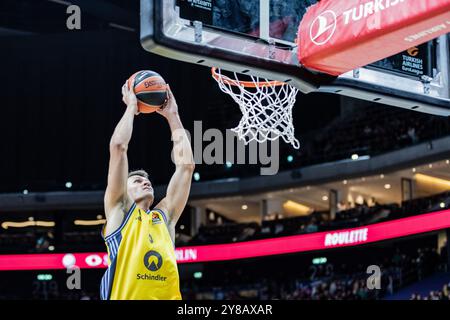 Berlino, Germania. 3 ottobre 2024. Yanni Wetzell di ALBA Berlin visto in azione durante la partita del primo turno di stagione regolare 2024-2025 tra Alba Berlin e Panathinaikos Athens all'Uber Arena. Punteggio finale; Alba Berlin 77:87 Panathinaikos Atene. Credito: SOPA Images Limited/Alamy Live News Foto Stock