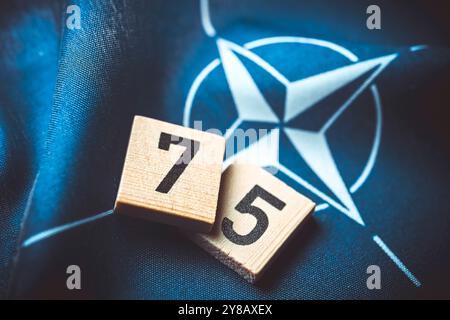 Bandiera della NATO con il numero 75, foto simbolica della fondazione della NATO 75 anni fa, NATO-Fahne mit der Zahl 75, Symbolfoto Gründung der NATO vor 75 Jah Foto Stock