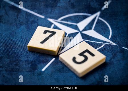 Bandiera della NATO con il numero 75, foto simbolica della fondazione della NATO 75 anni fa, NATO-Fahne mit der Zahl 75, Symbolfoto Gründung der NATO vor 75 Jah Foto Stock