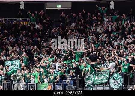 Berlino, Germania. 3 ottobre 2024. I tifosi del Panathinaikos AKTOR Athens hanno visto il loro entusiasmo durante la partita del primo turno della stagione regolare 2024-2025 dell'EuroLeague Turkish Airlines tra Alba Berlin e Panathinaikos Athens all'Uber Arena. Punteggio finale; Alba Berlin 77:87 Panathinaikos Atene. (Foto di Nicholas Muller/SOPA Images/Sipa USA) credito: SIPA USA/Alamy Live News Foto Stock