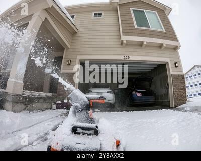 L'abbraccio dell'inverno con una scena di quartiere ricoperta di neve Foto Stock