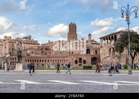 ROMA, ITALIA - 8 MARZO 2023: Questa è una veduta del foro di Traiano da via dei fori Imperiali. Foto Stock