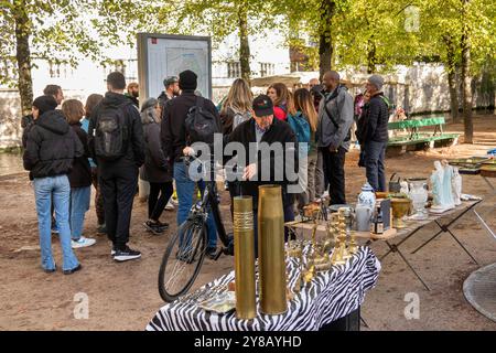 Belgio, Fiandre, Bruges, Dijver, cliente del mercato delle pulci del fine settimana e gruppo turistico Foto Stock