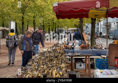 Belgio, Fiandre, Bruges, Dijver, clienti del mercatino delle pulci del fine settimana che guardano l'antiquariato Foto Stock