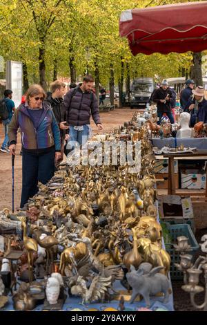 Belgio, Fiandre, Bruges, Dijver, clienti del mercato delle pulci del fine settimana Foto Stock