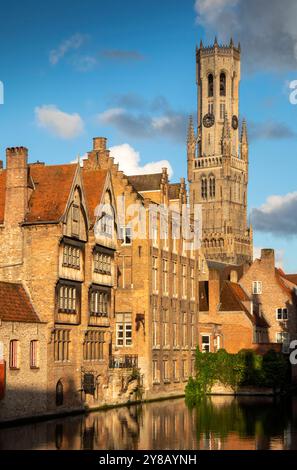 Belgio, Fiandre, Bruges, Rosary Quay, Rozenhoedkaai, hotel storici e Campanile di Belfort Foto Stock