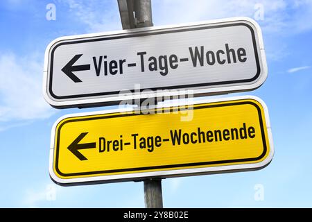 FOTOMONTAGGIO, cartellone settimanale di quattro giorni e fine settimana di tre giorni, FOTOMONTAGE, Wegweiser Vier-Tage-Woche und Drei-Tage-Wochenende Foto Stock