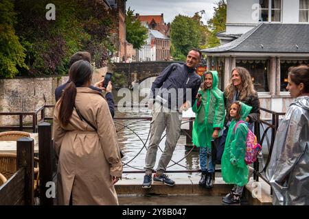 Belgio, Fiandre, Bruges, Woolestraat, passaggio Bourgondisch Cruyce, i turisti indossano cappotti antipioggia in caso di pioggia Foto Stock