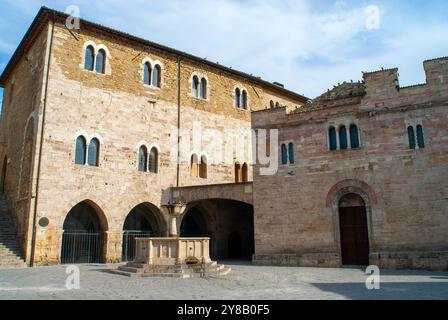 Italia, Umbria, Bevagna - Palazzo dei consoli e chiesa di San Silvestro in piazza Silvestri Foto Stock