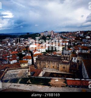 Blick von oben auf das Häusermeer der Stadt Coimbra in der Region Centro, Portugal um 1981. 90010001220 Foto Stock