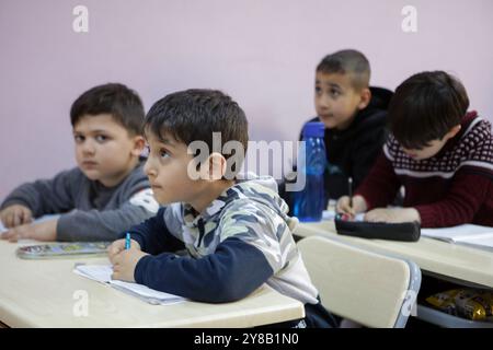 Gaziantep, Turchia. 26 marzo 2022. La fondazione Education Without Borders / MIDAD e la comunità siriana di Gaziantep, insieme al comune di Gaziantep e alla Fondazione per l'istruzione, la salute e la solidarietà Bulbulzade, organizzano lezioni di arabo per bambini siriani nel fine settimana a Gaziantep, Turchia. Le lezioni sono rivolte ai bambini tra gli 8 e i 14 anni per aiutarli a mantenere e migliorare la loro lingua araba mentre vivono in Turchia Foto Stock