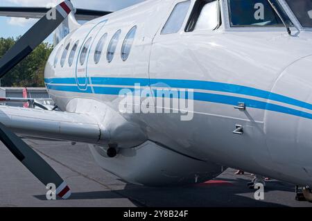 Vista d'angolo di un piccolo aereo charter bimotore Foto Stock