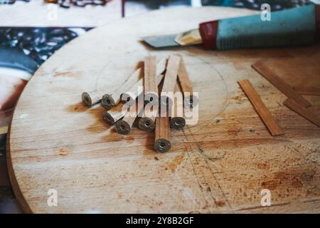 Prodotto vegano senza crudeltà sugli animali. Processo di fabbricazione della candela in un'officina. Master produce candele in fase di produzione. Candele di soia fatte a mano con mica e. Foto Stock