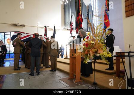 Il gruppo portatore porta la bara in servizio al funerale del veterano del D-Day Don Sheppard, 104 anni, nella chiesa di San Martino a Basildon, Essex. Don, un cavaliere di spedizione per i Royal Engineers, sbarcò sulla spiaggia di Juno il 6 giugno 1944 in un carro armato da sbarco, e aiutò a liberare il campo di concentramento di Bergen-Belsen. Data foto: Venerdì 4 ottobre 2024. Foto Stock