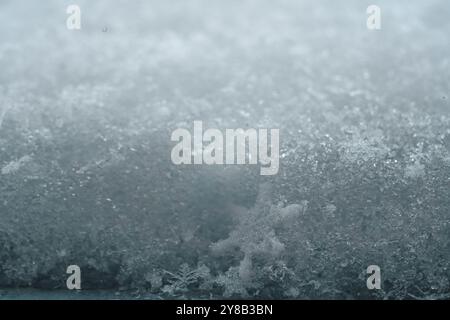 Fiocchi di neve naturali sulla neve. Foto di veri fiocchi di neve durante una nevicata, in condizioni naturali a basse temperature. Immagine macro della neve con Foto Stock