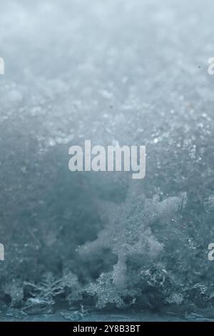 Foto di veri fiocchi di neve durante una nevicata, in condizioni naturali a basse temperature. Immagine macro della neve con cristalli in buona vista. Naturale Foto Stock