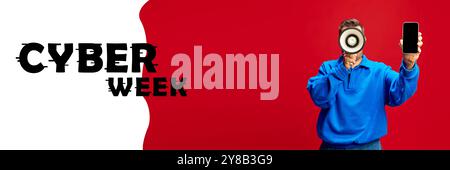 Banner. Collage d'arte contemporanea. Uomo in felpa con cappuccio con megafono e telefono su sfondo rosso. Perfetto per eventi di vendita online e digitali Foto Stock