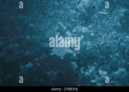 Fiocchi di neve naturali sulla neve. Foto di veri fiocchi di neve durante una nevicata, in condizioni naturali a basse temperature. Immagine macro della neve con Foto Stock