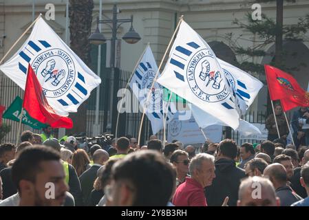 Limassol, Cipro - 26 gennaio 2023: Sciopero di tre ore su tutto il territorio nazionale organizzato dai sindacati per il ripristino completo dell'indennità per il costo della vita. Foto Stock