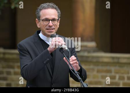 Potsdam, Germania. 4 ottobre 2024. Tobias Ziemann, parroco della parrocchia di Friedenskirche a Potsdam, parla nel cortile della Friedenskirche nel Parco Sanssouci in occasione dell'apertura del campanile ristrutturato. La Fondazione prussiana Palazzi e Giardini Berlin-Brandenburg (SPSG) ha completato la ristrutturazione del campanile (campanile) della Chiesa della Pace nel Parco Sanssouci di Potsdam. Credito: Michael Bahlo/dpa/Alamy Live News Foto Stock