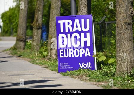 Campagna elettorale per le elezioni europee del partito VOLT a Bergedorf, Amburgo, Wahlwerbung zur Europawahl der Partei VOLT a Bergedorf Foto Stock