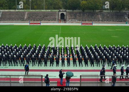 Milano, Italia. 4 ottobre 2024. Cerimonia di giuramento dei cadetti della polizia locale - Cronaca - Milano, Italia - Venerd&#xec;, 04 ottobre 2024 (foto Marco Cremonesi/LaPresse) cerimonia di giuramento dei cadetti della polizia locale - News - Milano, Italia - venerdì 04 ottobre 2024 (foto Marco Cremonesi/LaPresse) crediti: LaPresse/Alamy Live News Foto Stock