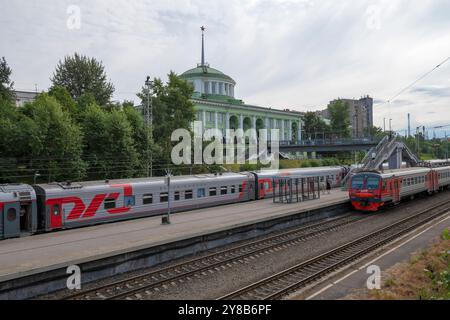 MURMANSK, RUSSIA - 28 LUGLIO 2024: Stazione ferroviaria in un giorno nuvoloso di luglio Foto Stock