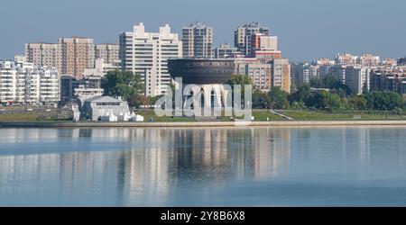 KAZAN, RUSSIA - 1 SETTEMBRE 2024: Centro per famiglie "Kazan" (palazzo per matrimoni) nel panorama della città in un giorno di settembre soleggiato Foto Stock