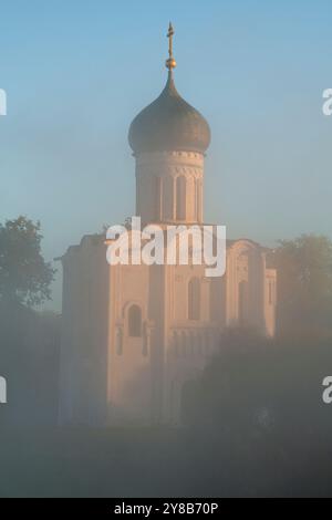 Chiesa medievale dell'Intercessione della Santa Vergine sul Nerl nella nebbia mattutina in autunno. Bogolyubovo. Regione di Vladimir, Russia Foto Stock