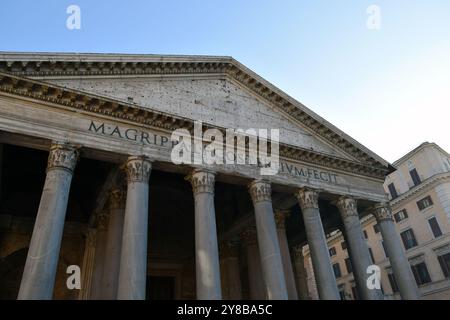 Architettura e famosi monumenti della città; il Pantheon, uno degli edifici più iconici e immediatamente riconoscibili di Roma, con l'iscrizione. Foto Stock