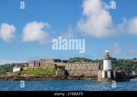 Castello e faro all'ingresso del porto di St Peter Port, Guernsey, Channel Islands, Regno Unito, Gran Bretagna, Europa Foto Stock