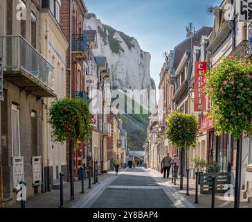 Le Treport, Francia - 09 16 2024: Veduta di una strada tipica nel quartiere di Cordiers e delle scogliere alle spalle Foto Stock